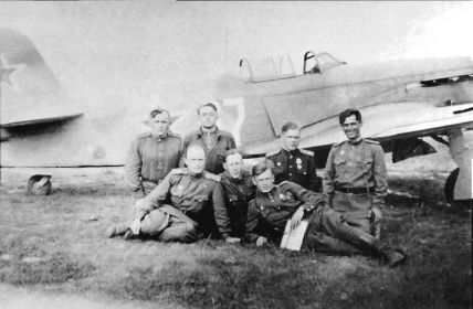 728 иап. 1944г., лето. Польша. Лётчики полка рядом с Як-9М б/н 67.
