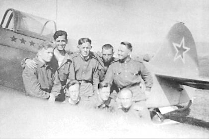 728 иап. 1944г., лето. Польша. Лётчики полка рядом с Як-9М б/н 67.