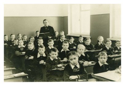 Послевоенные школьники. Школа №43 на Крестовском острове. Вторая парта в среднем ряду – ученик 1-го класса Семёнов Гена.