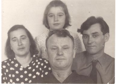 После войны, 1965 год, дома в Вяземском. С мужем Володей (в центре), братом Иваном и дочерью Таней