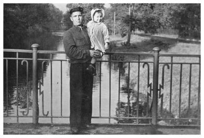 Папа и дочка. 06.08.1954. г. Ленинград. Каменный остров, Большая Берёзовая аллея, на мосту с дочерью Татьяной.