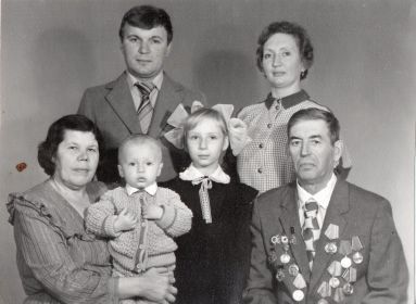 фото с женой Таисьей, дочерью Людмилой от предыдущего брака и её семьёй