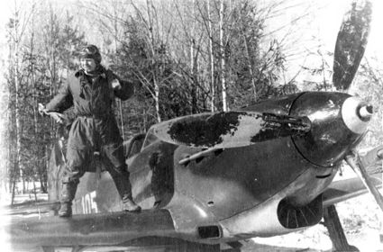 151 гиап (427 иап). 1943г. Лётчик - младший лейтенант Шуваев Иван Павлович (1922 - 15.01.1944) на крыле Як-7Б б/н 105.