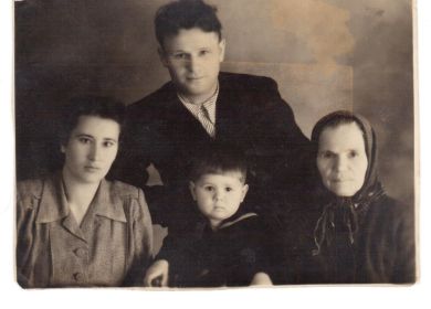 С мужем Володей, дочерью и свекровью Анной Иоановной, 1951 год.