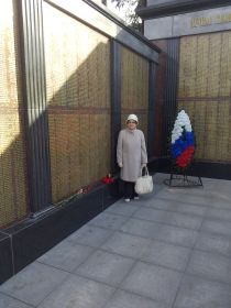 Дочь героя Гончарова Нинель Афиногеновна у мемориала отцу на Донском кладбище