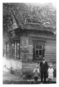 Отчий дом в селе Красново. Витя - старший из мальчиков