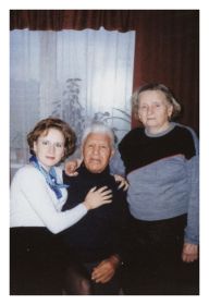 С внучкой Юлей Крыловой. Санкт-Петербург. 1999 год