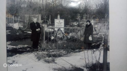 Сын и дочь на братской могиле отца- Аммосов Петр Николаевич, Горохова Варвара Николаевна (апрель 1987 года)