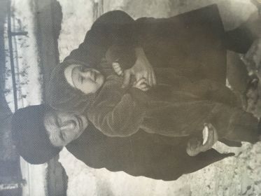 Мой дедушка Хилюк Владимир Федорович со своим старшим внуком Карпенко Игорем Афанасьевичем моим братом примерно 1968 год.
