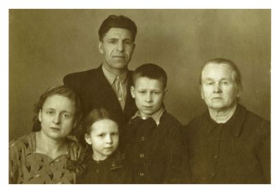 Мать Александра Покудина. Сестра Валентина Семёнова (Покудина) и её семья. г. Ленинград