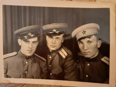 Три друга сфотографированы в пров. Саксония г.Гали в марте 1946