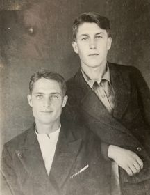 Братья Василия Епифановича. Георгий (слева) и Андрей (справа) в 1946 году