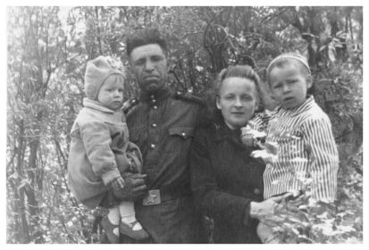 1951 год. Посёлок Юкки. Солдатский гарнизон. Семья Семёновых сыном Геной и дочкой Таней.