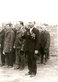 1974 г. На открытии памятника погибшим односельчанам выступает участник Великой Отечественной войны орденоносец Василий Семенович Елагин.