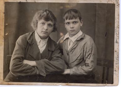 Орлова (Буравцова) Марта Климентьевна с братом Иваном Климентьевичем Буравцовым.