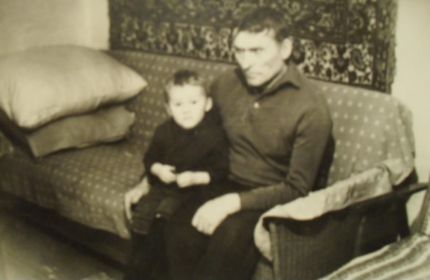 Иосиф Ефимович с первым внуком