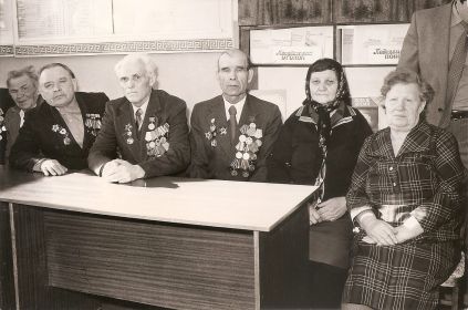 Рядом с женой Еленой Дмитриевной (она вторая справа).
