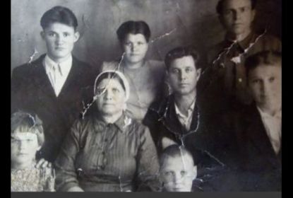 Семья Приваловых (Мария Александровна сверху, вторая слева, наискосок от нее справа - ее муж Леонид)
