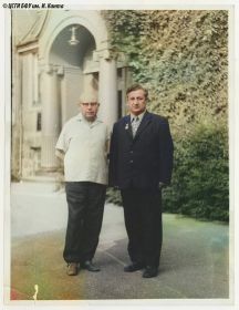 Бердичевский (слева) в 70-е возле Калининградского филиала ЛСХИ