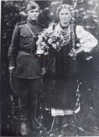 бабушка с дедушкой( бабушка склеила две фото, поскольку не было совместной фотографии в период войны)