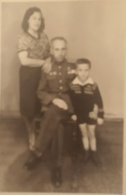 С женой и сыном 1945