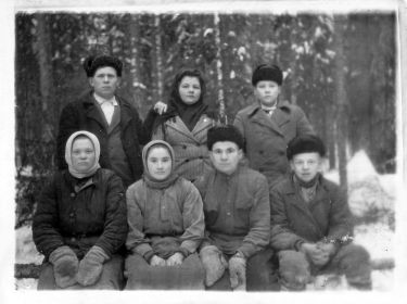 На лесозаготовке (нижний ряд, в центре Мымрина (Кошелева) Анастасия Павловна и Мымрин Анатолий Васильевич), 1946 г.