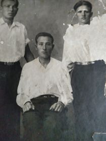 Довоенное фото Героя (слева) с родным братом Дмитрием (справа)