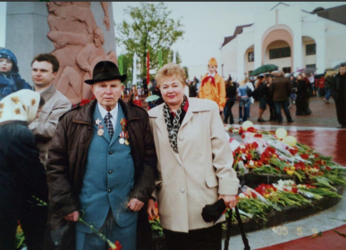 Макаренко Василий Митрофанович на празднике Победы с дочерью Любовь Васильевной.