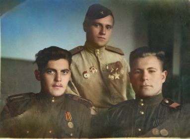Хохлов Михаил Ефимович.( на фото справа). Отец Шестеровой Валентины Михайловны.