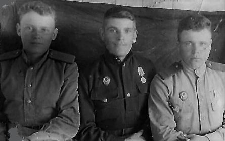Кирилин Н.А. (в центре) с сослуживцами