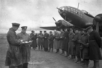 5 гмтап. 1943г. Личный состав 2-й эскадрильи у торпедоносца Ил-4. 5-й справа гвардии капитан Скробов В. К.