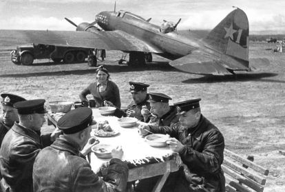 5 гмтап. 1943г., май. Обед у Ил-4 с тактическим номером 1.