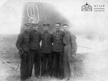 5 гмтап. 1941г. Лётчики 4-ой авиационной эскадрильи на фоне самолёта № 9.