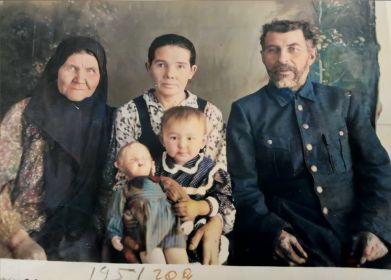 Егор Долматович с семьей, 1951 год