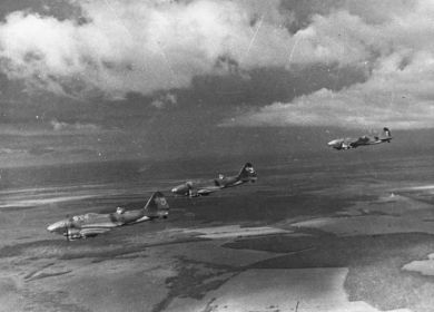 5 гмтап. 1942г., лето - осень. Звено Ил-4 (видны номера 5, 3, 2) в полете над Таврией.