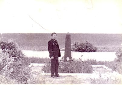 Гвардии старшина ГОНЧАРОВ В. Т. у памятника, на месте падения самолёта, где, ошибочно, он значится, как погибший.