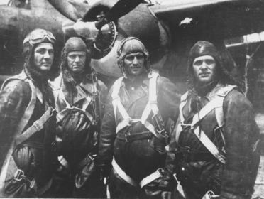 36 мтап. 1943г., г. Геленджик. Экипаж капитана Ильюшкина Г. И. (1-й справа) на фоне Дуглас A-20 «Бостон» (Douglas A-20 Boston).