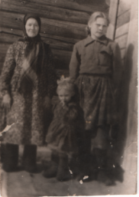 Жена Мария Федоровна с внучквми