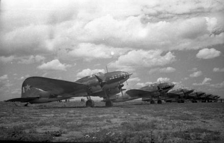 5 гмтап. 1942г., июль. Бомбардировщики Ил-4 на аэродроме.
