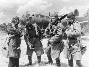 36 мтап, 5 МТАККД. 1943г. Экипаж капитана Илюшкина Григория Ивановича (2-й справа), у Дуглас A-20 «Бостон» (Douglas A-20 Boston), тактический № 17.