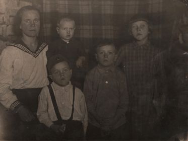 Семья Бубновых 1941 г. (Иван Макарович мобилизован)