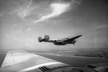 40 пбаккп. Бомбардировщик Пе-2 б/н 70 в полёте.