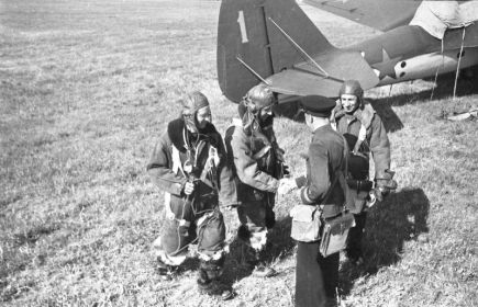 40 пбаккп. 1942г. Заместитель командира по политчасти батальонный комиссар Морозов П. А. поздравляет отважный экипаж с успешным выполнением задания командования.