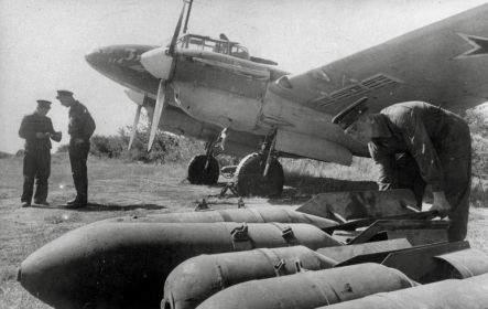 40 пбаккп. 1944г. Пе-2 с надписью «Забияка», молнией, тремя победными звездочками. Капитан Забияка Георгий Иванович (7.09.1919 - 1948) у своего самолёта.