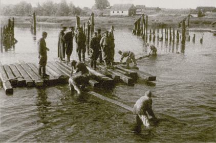 строительство переправы на одной из белорусских рек, лето 1944г.
