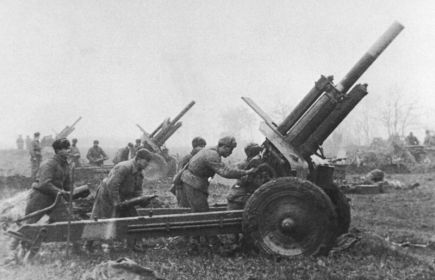 122-мм гаубица образца 1938 года (М-30), материальная часть 315 кап. "Батарея 122-мм гаубиц образца 1938 года (М-30) 2-го Украинского фронта ведет огонь на подступах к Будапешту.".