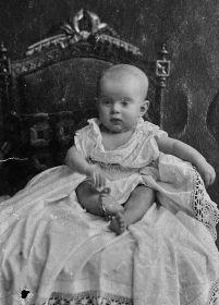 Первая фотография Натальи Сергеевны. Надпись на обороте сделана её матерью: «Натуся Ездакова. Снимали 9 апреля ст. стиля 1919 г. Исполнилось 8 месяцев».