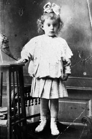 Ездакова в возрасте четырёх лет. Надпись на обороте: «17 сентября 1922 года. 4 года 25 дней от рождения».