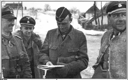 "LSSAH" Курт Майер разведбат с командирами боевых групп, февраль-март 1943 года Харьковская область.
