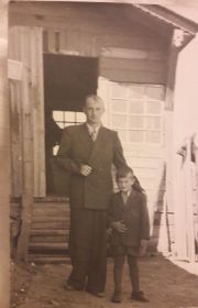 Михаил Степанович с сыном на крыльце своего дома в дер. Пехра-Яковлевская